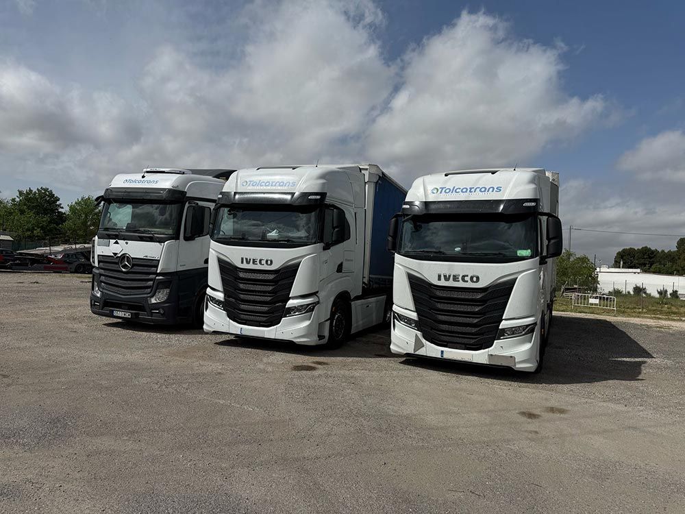 Un hombre saca un mueble grande de una camioneta.