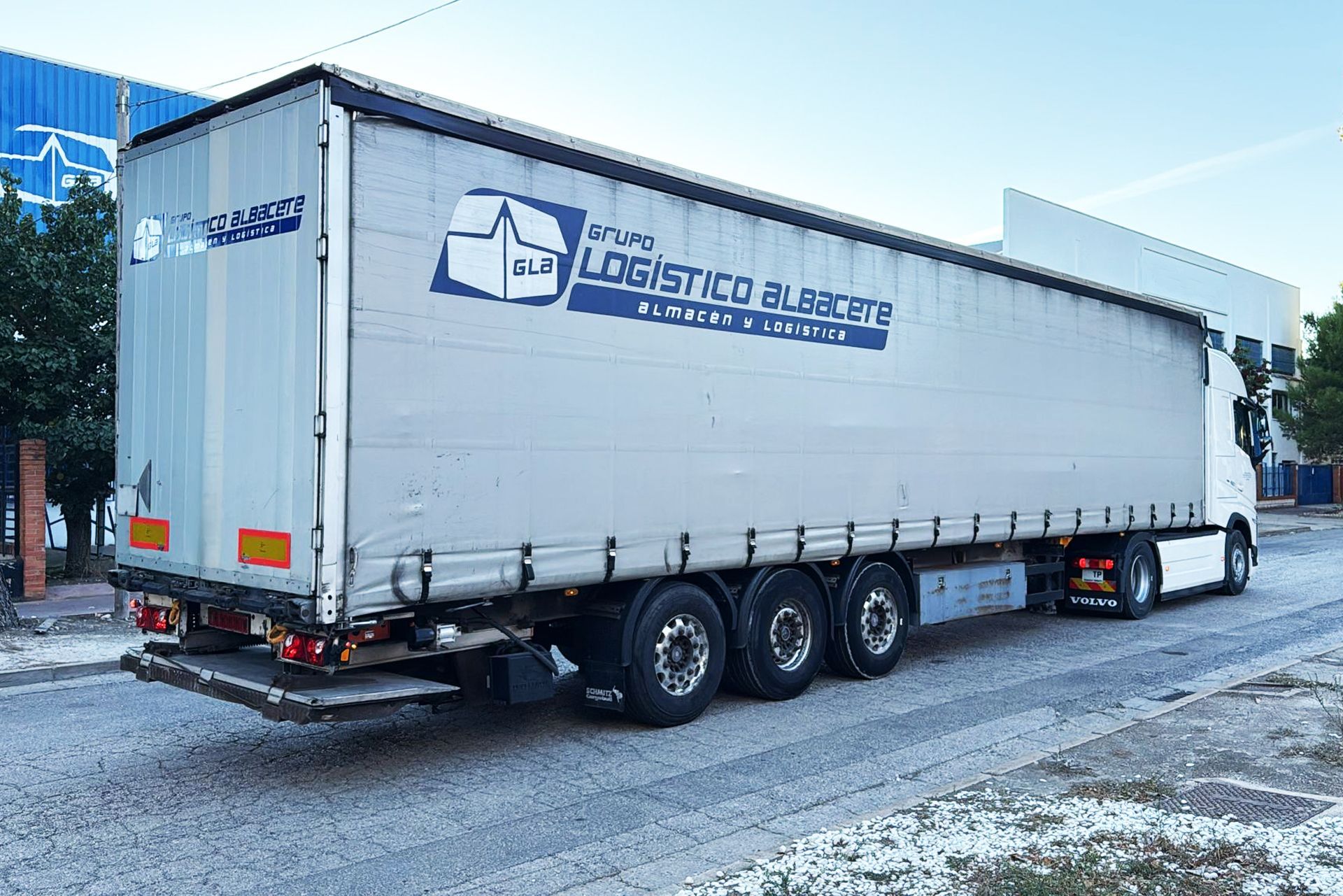 Un hombre saca un mueble grande de una camioneta.