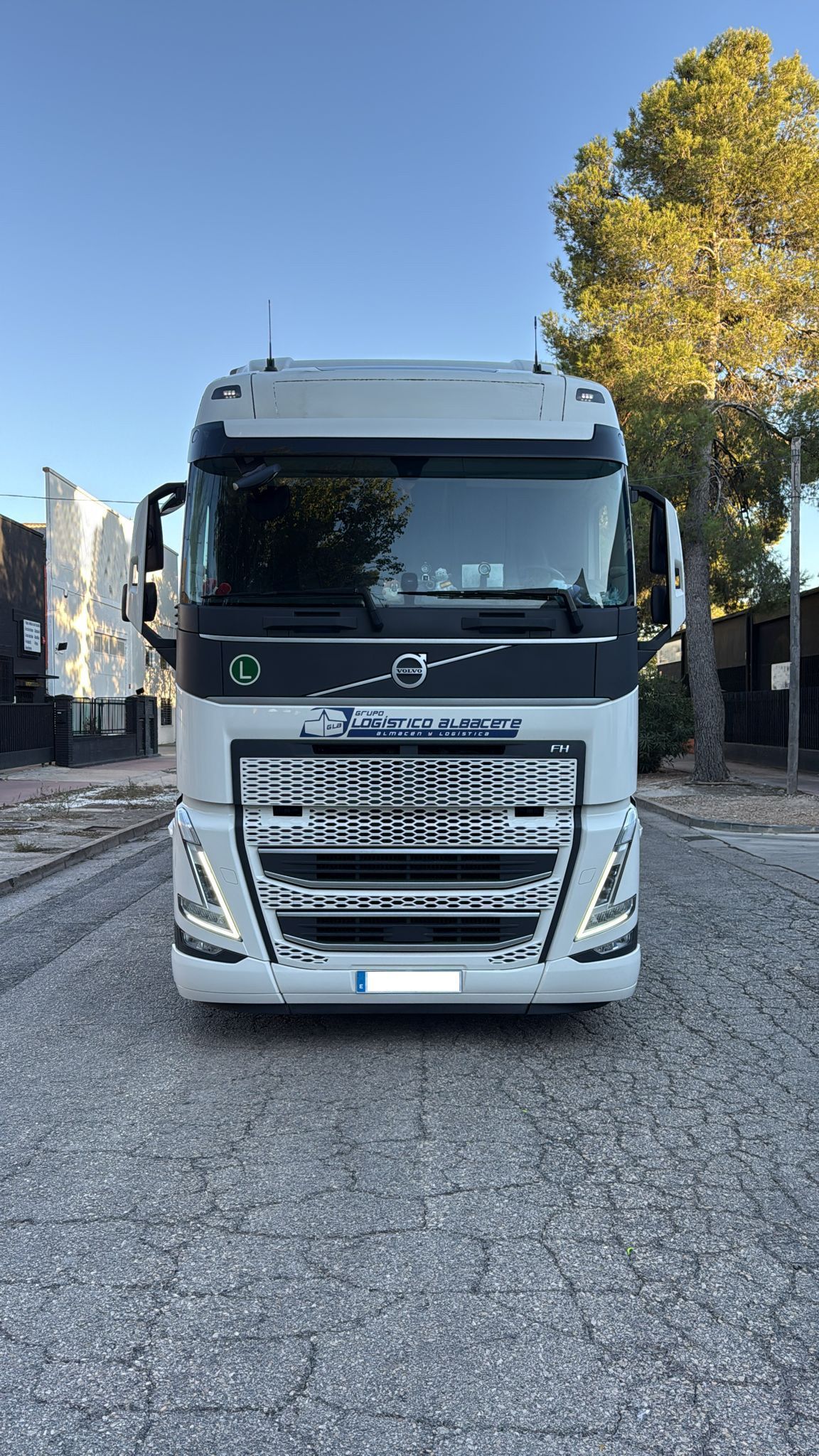 Un hombre saca un mueble grande de una camioneta.