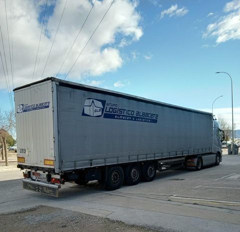 Un camión con la palabra logístico en la parte trasera