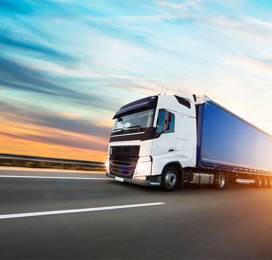 Un hombre saca un mueble grande de una camioneta.