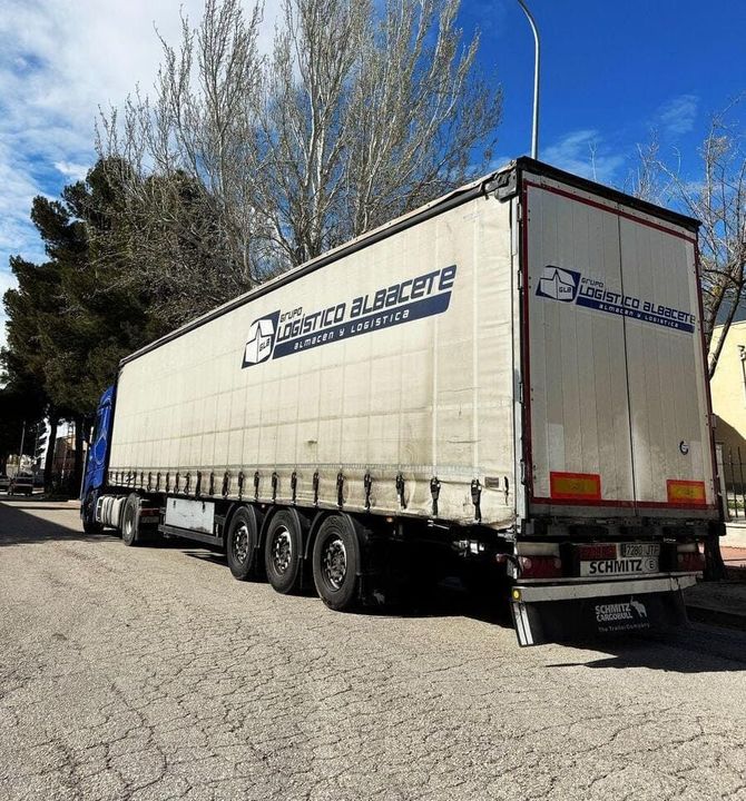 Un camión con la palabra logístico en la parte trasera