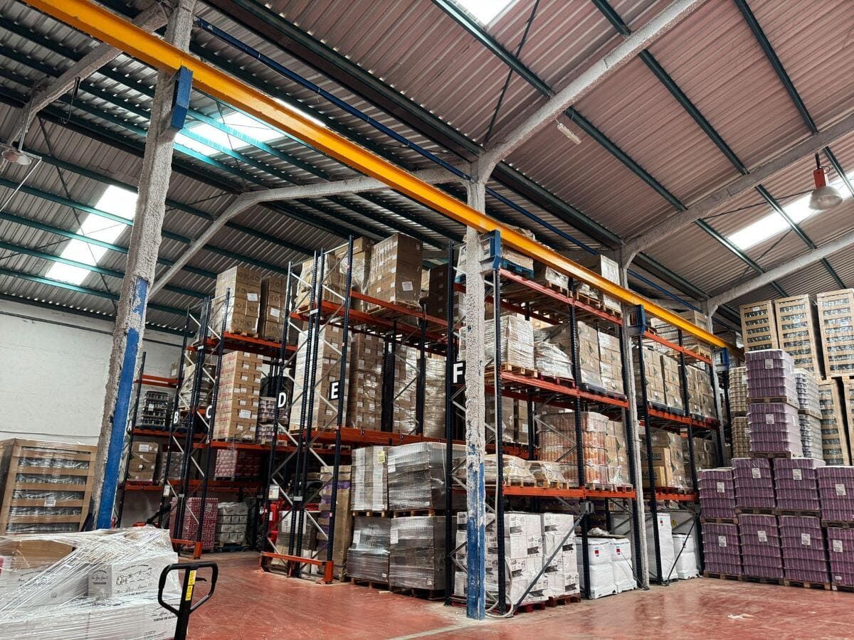 Un gran almacén lleno de muchas cajas y estantes.