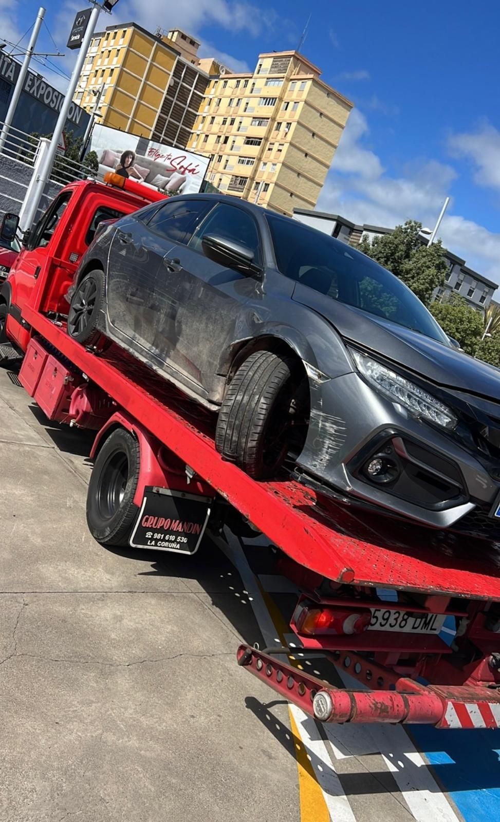 Un coche está siendo remolcado por una grúa.
