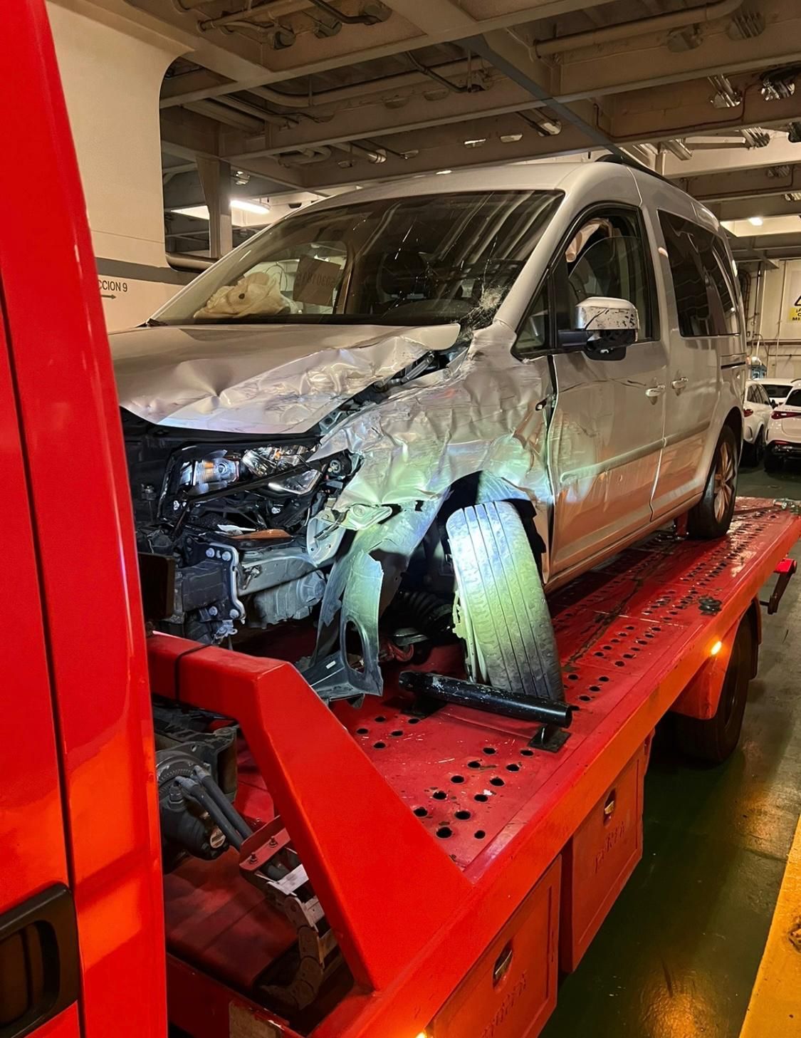 Un coche averiado está siendo remolcado por una grúa.