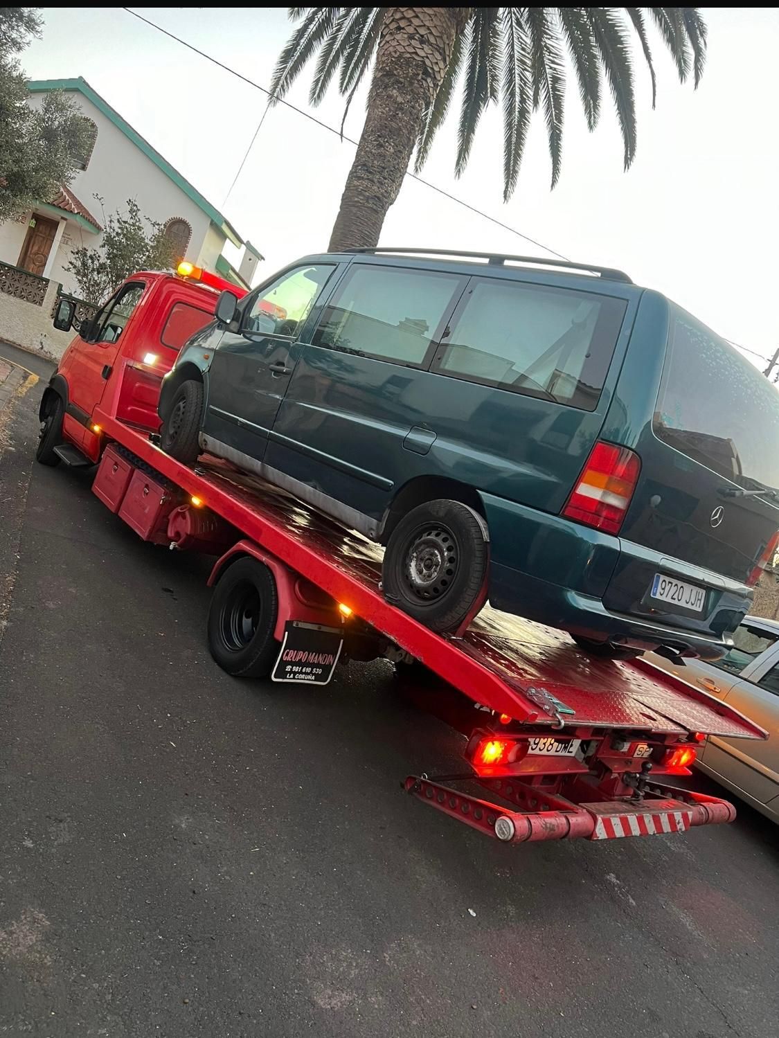 Una grúa está remolcando una camioneta por una calle.