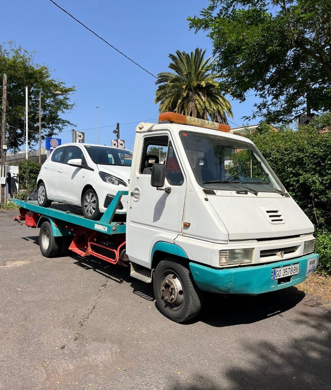 Una grúa con un coche en la parte trasera