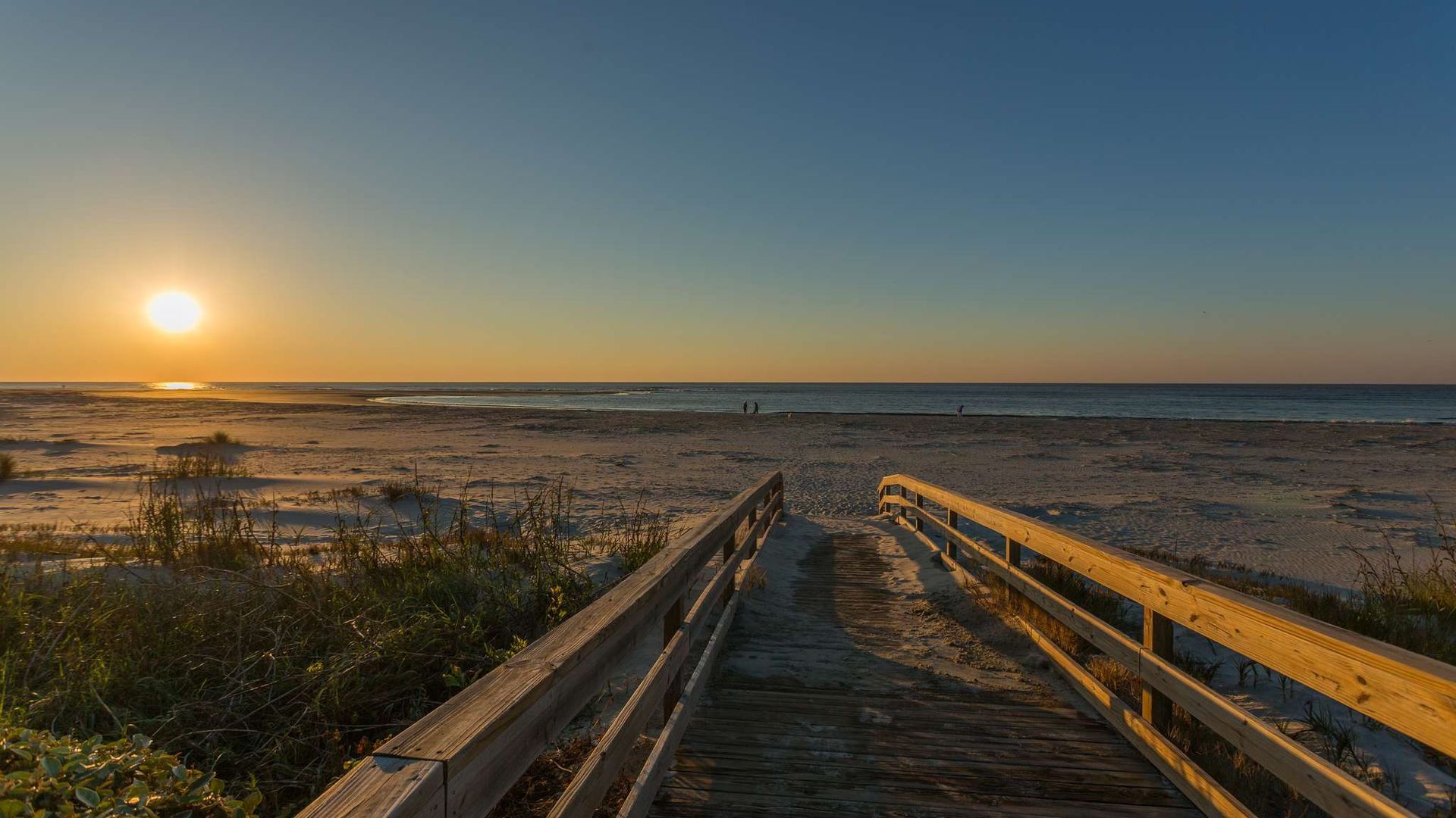East Beach and three different points mark St. Simons’ beaches to gain access to its golden sand. 