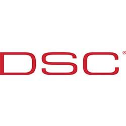 Logo "DSC" rouge sur fond blanc.
