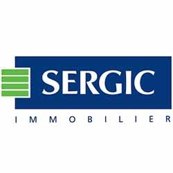 Logo SERGIC IMMOBILIER : rectangle bleu avec « SERGIC » blanc et carré rayé vert à gauche. « IMMOBILIER » en dessous.