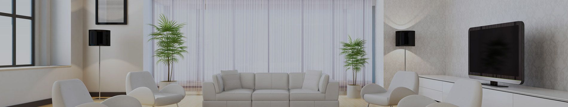 Salon moderne avec meubles blancs, plantes et une grande fenêtre.