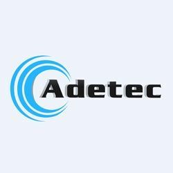 Logo : Texte « Adetec » en noir avec un dessin semi-circulaire bleu sur fond blanc.