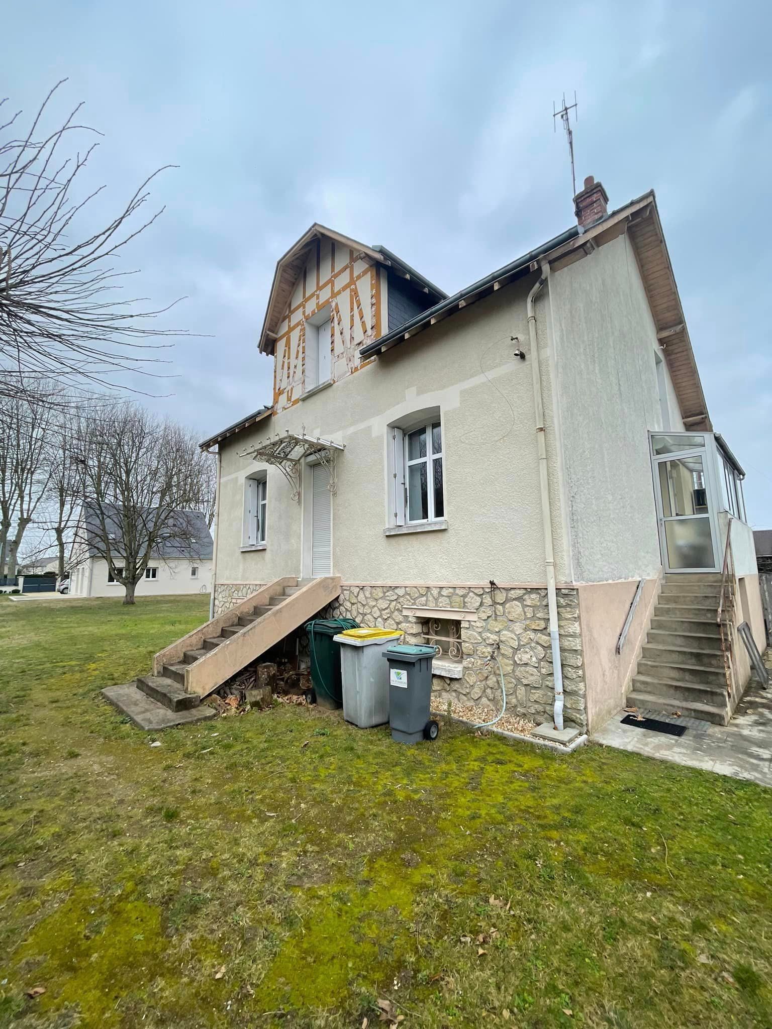 Maison avec deux escaliers dont la façade a été repeinte