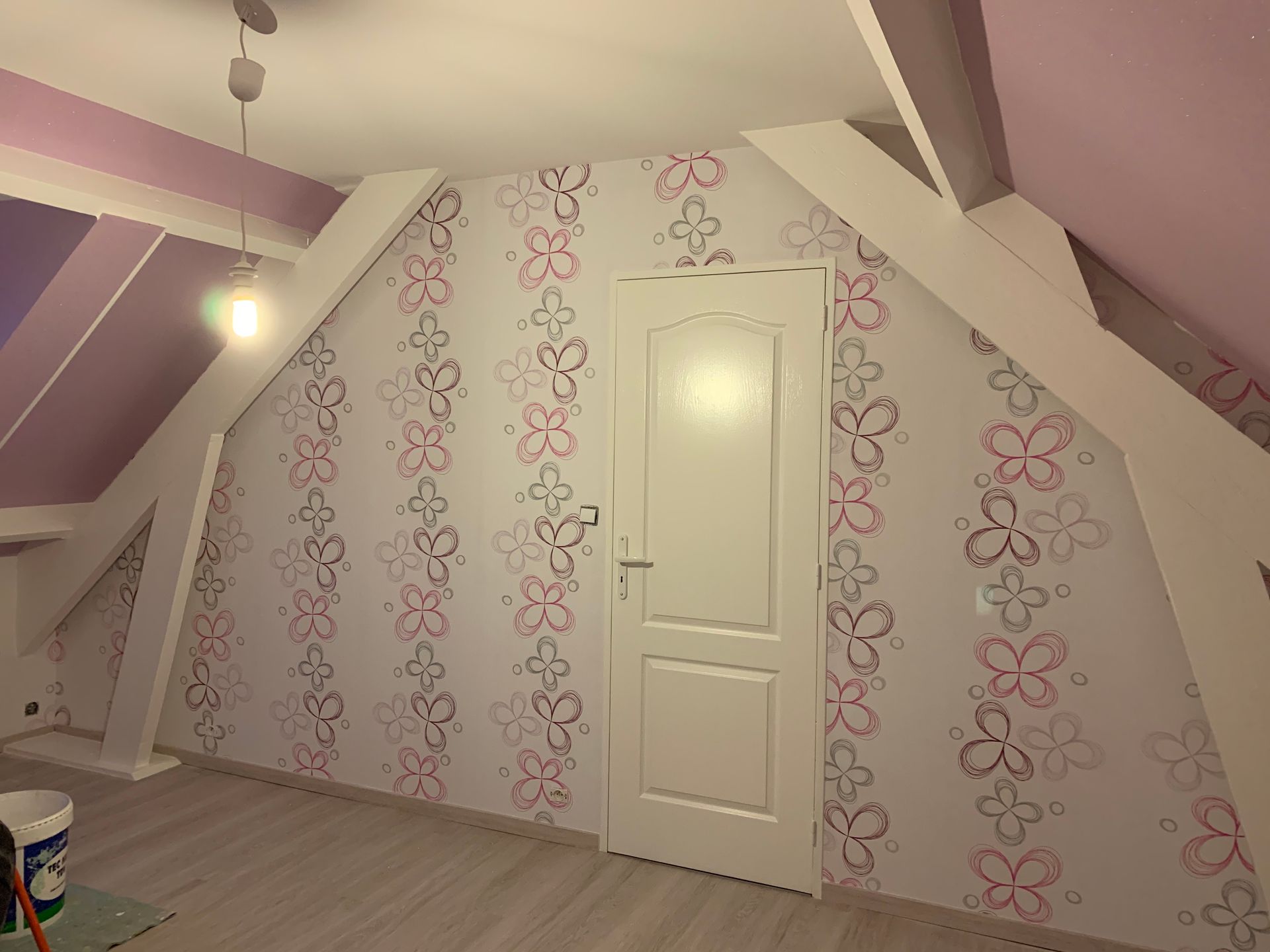 Tapisserie avec des motifs roses fleuris