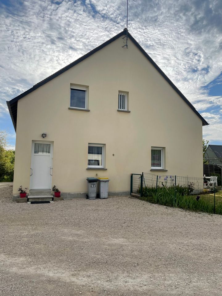 Maison avec façade repeinte en jaune clair