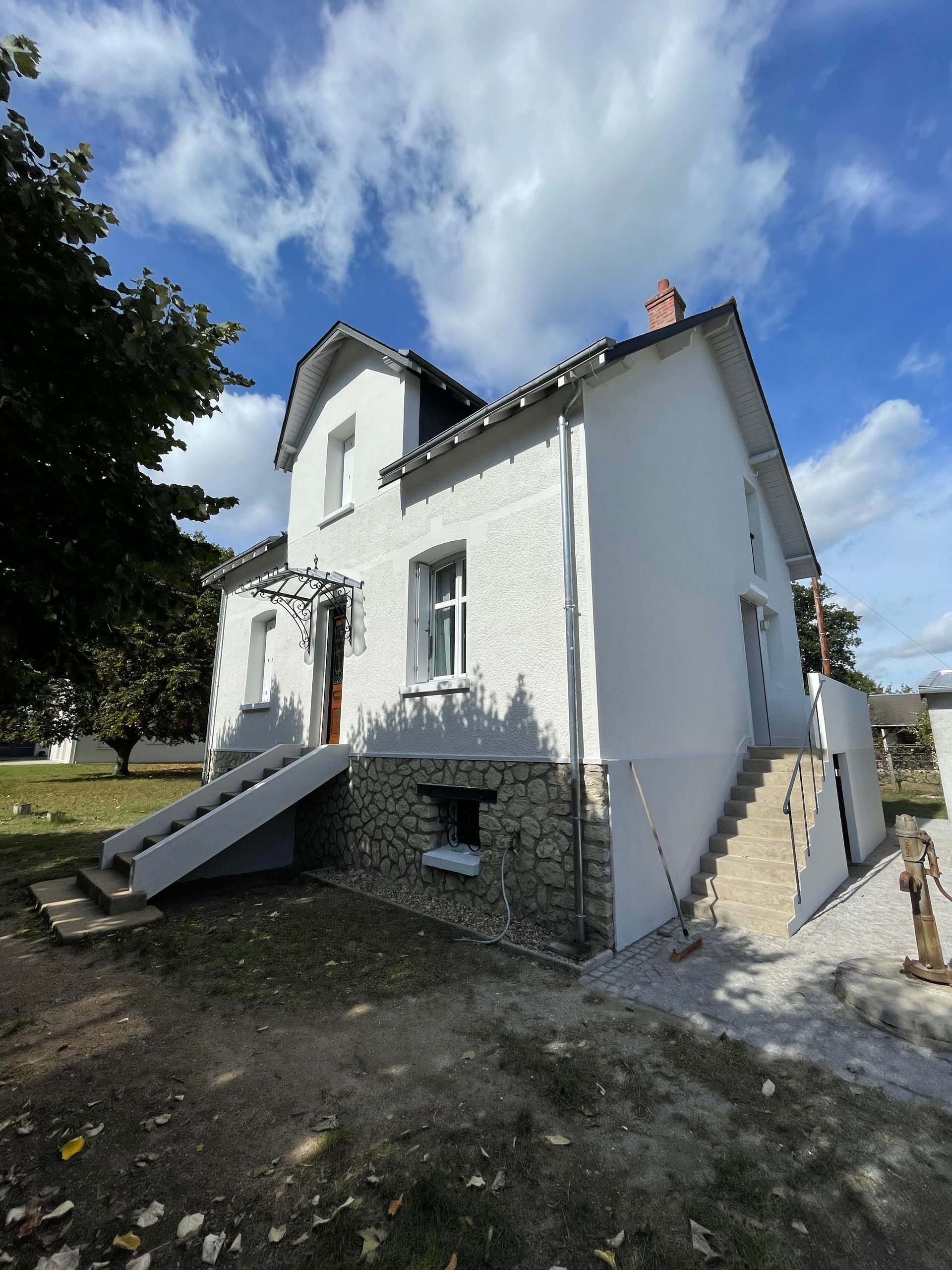 Maison à étage avec une façade blanche