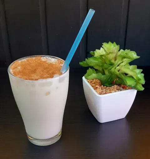 Dos platos de fideos con palillos y un tenedor sobre una mesa.