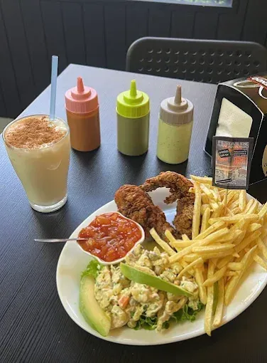 Un plato de arroz frito y un tazón de sopa en una mesa