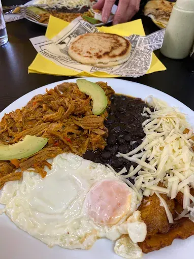 Un tazón de fideos con una cuchara dentro