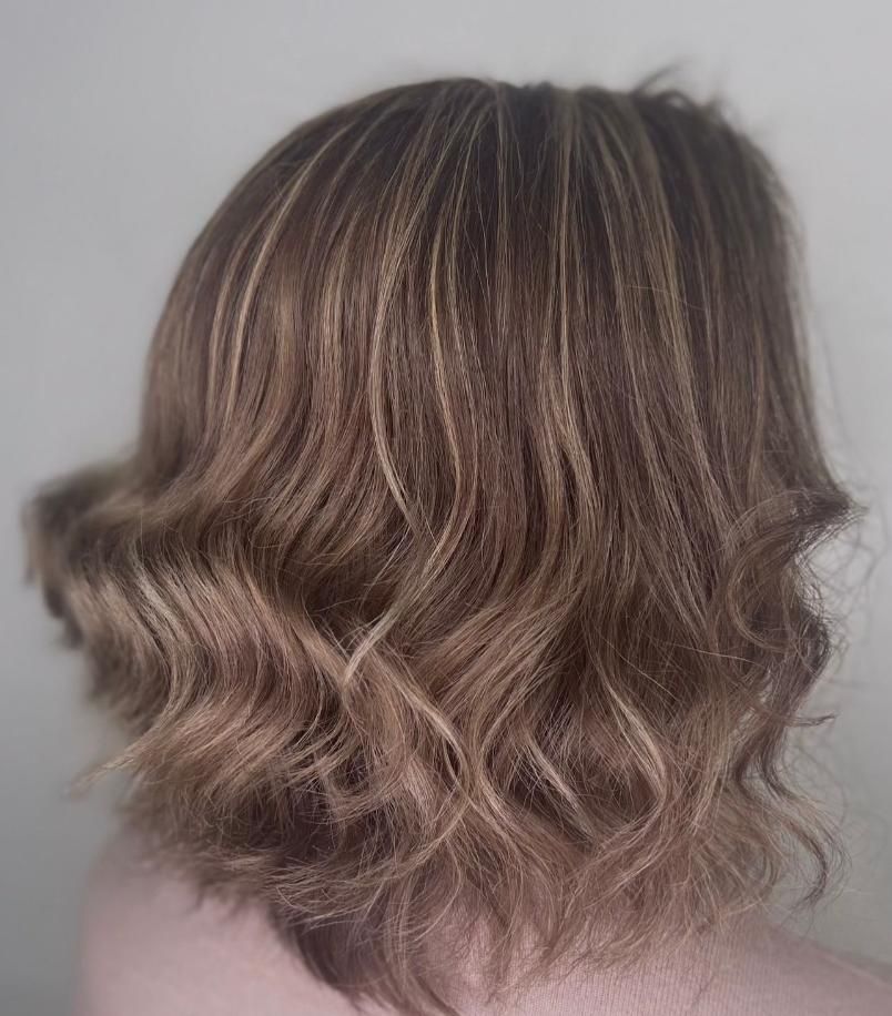 Cabello castaño ondulado y con reflejos de mujer.