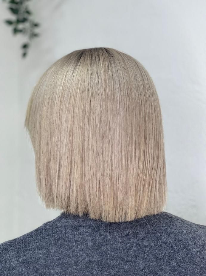Corte bob rubio, vista desde atrás. El cabello es liso y termina en la nuca.