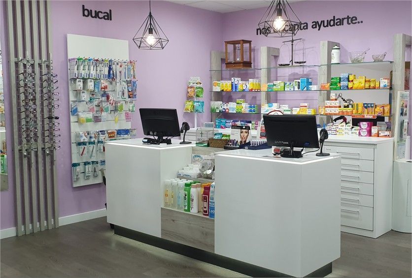 Mostrador a medida para farmacia con espacio de almacenamiento integrado