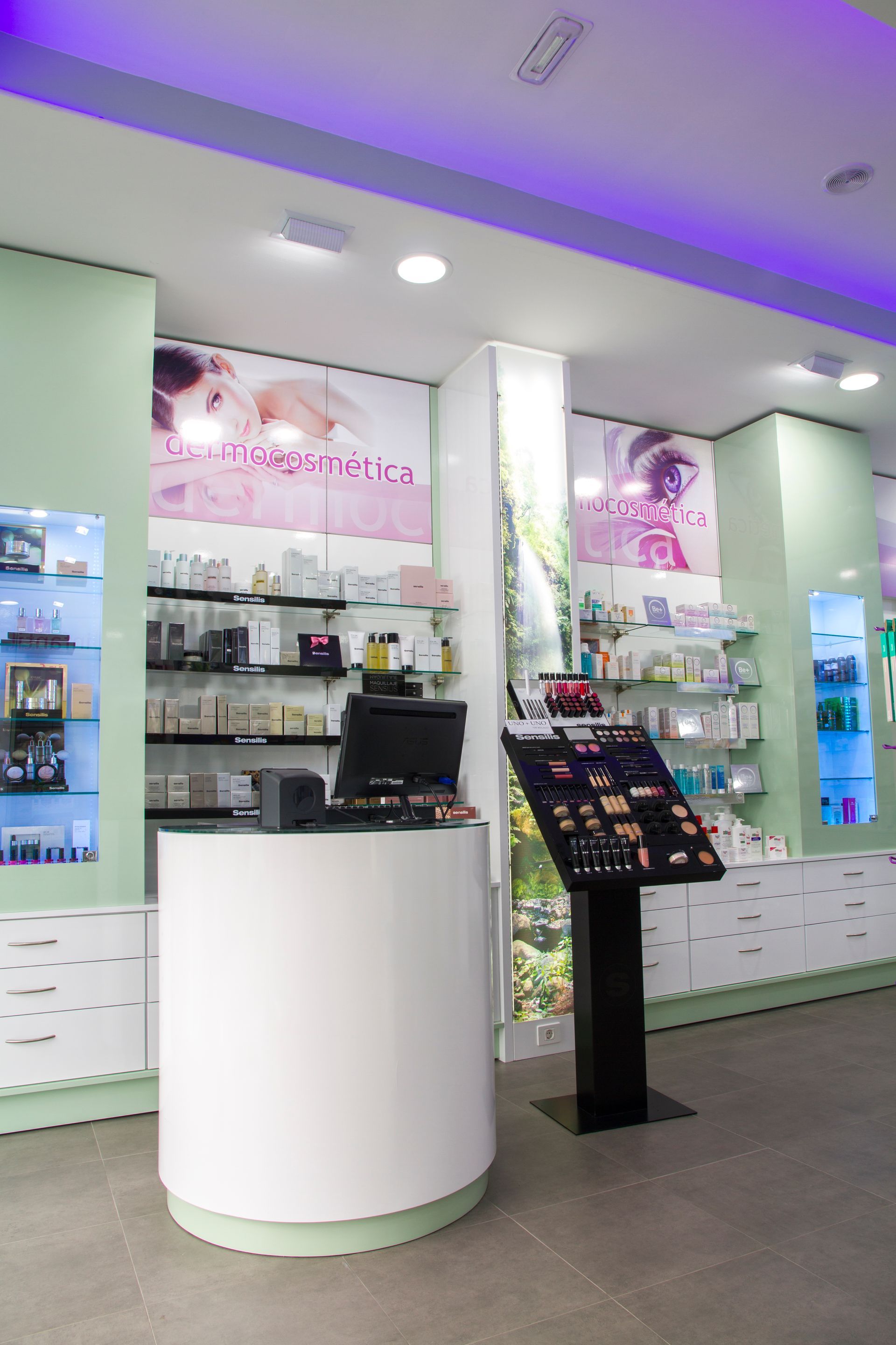 Zona de atención con mostrador en farmacia organizado