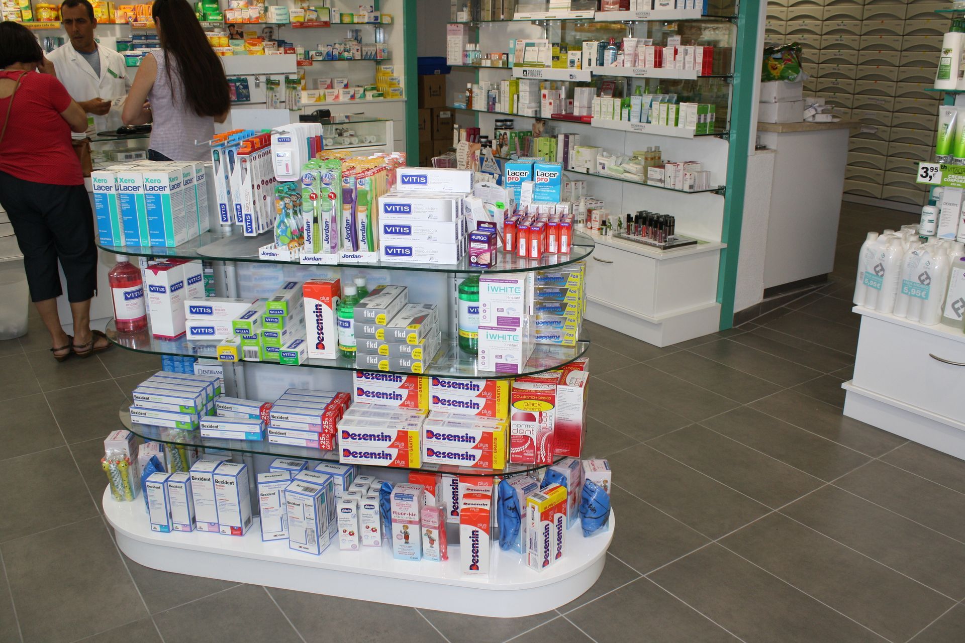 Mobiliario tipo góndola para farmacia con diseño moderno