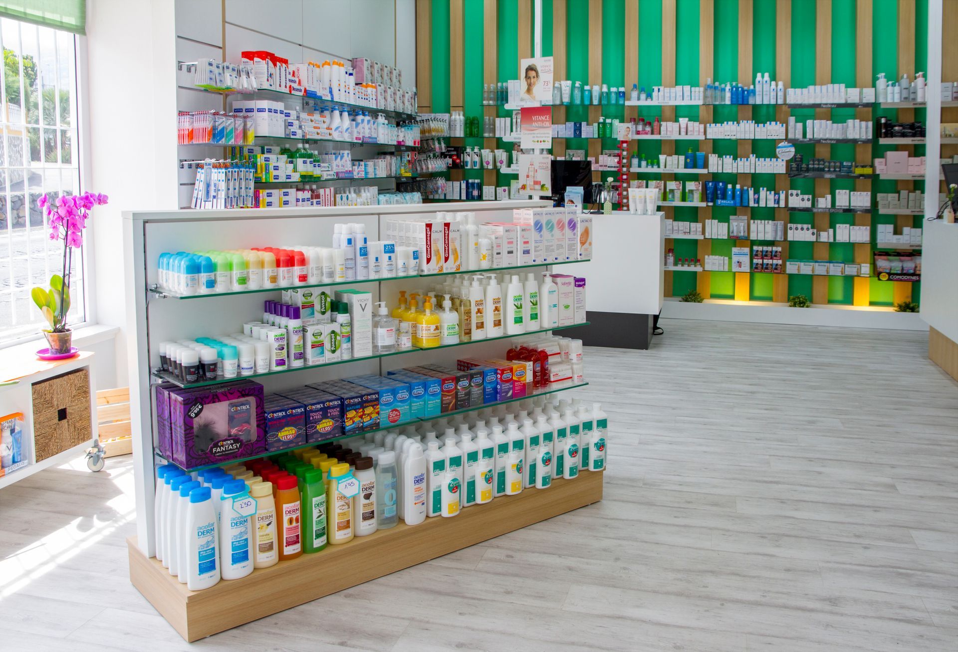 Góndolas centrales en farmacia para optimizar el espacio de venta