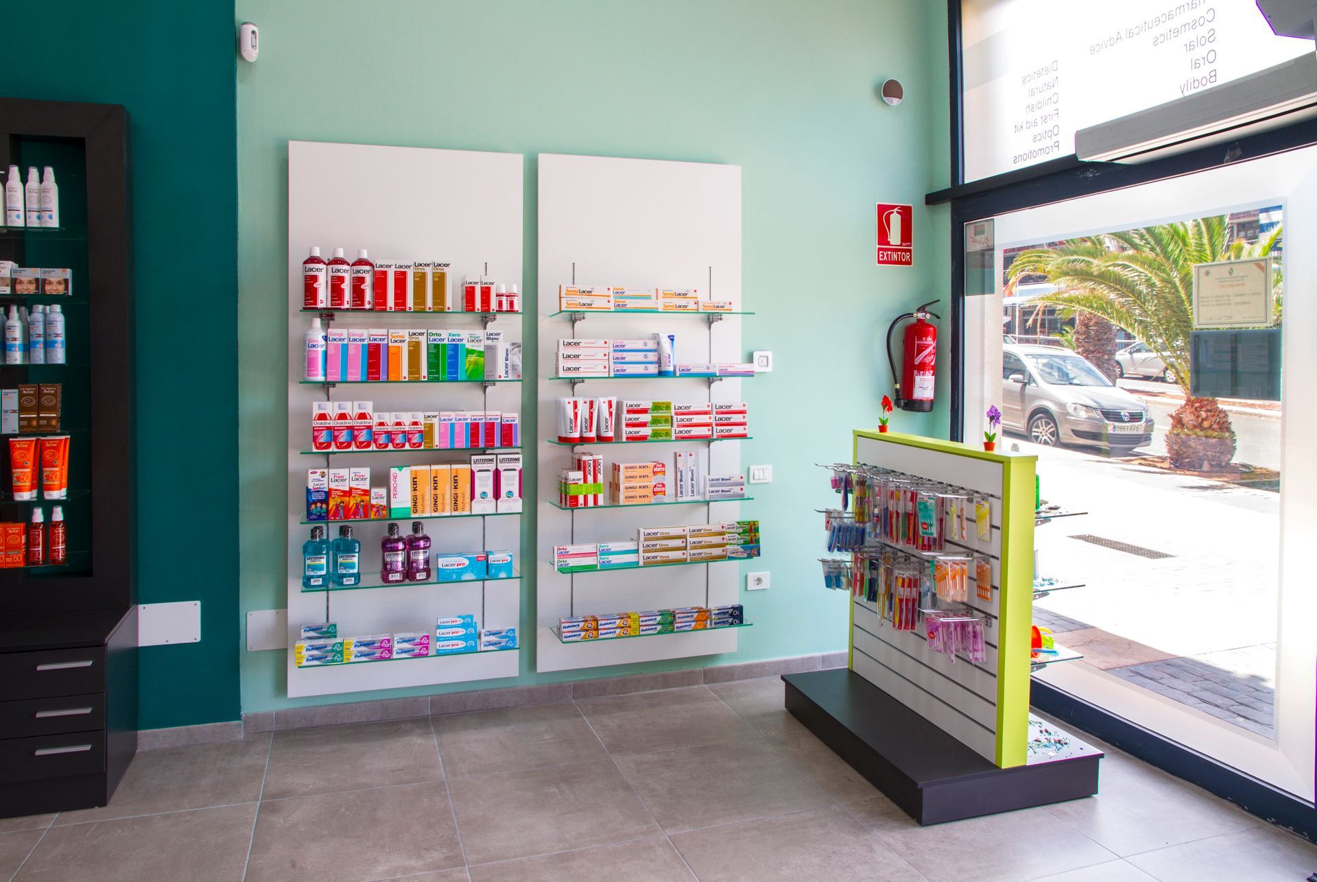 Góndolas para farmacia con exposición organizada de productos