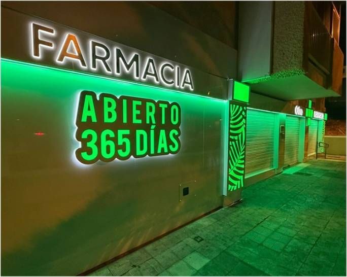 Cruz de farmacia LED instalada en fachada