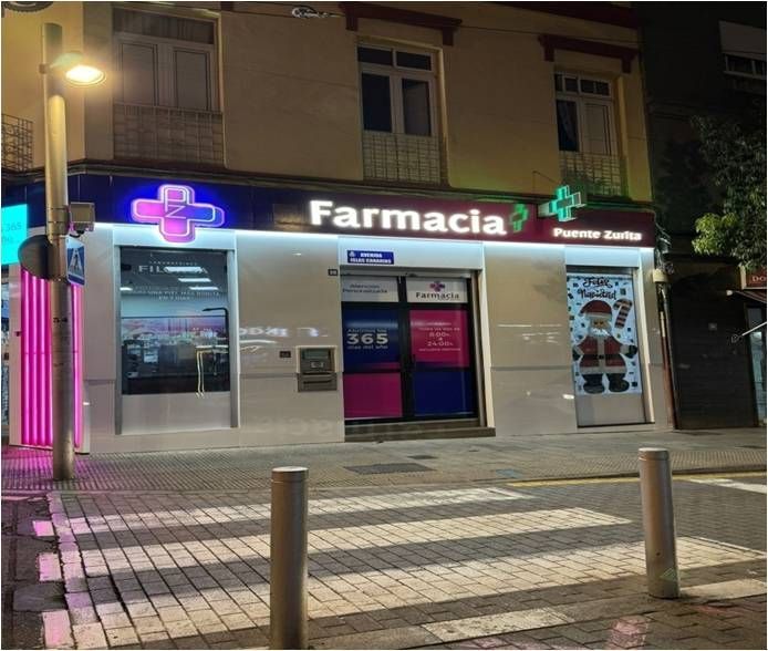 Rótulo luminoso de farmacia con alta visibilidad