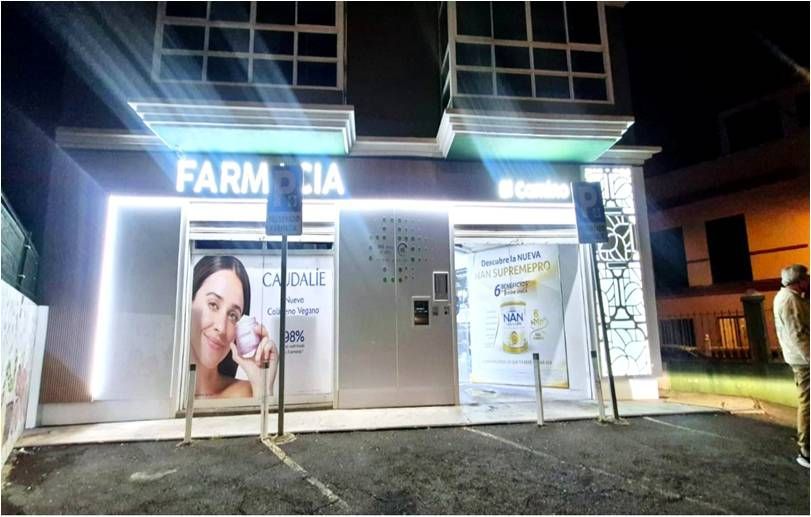 Fachada de farmacia renovada con diseño moderno