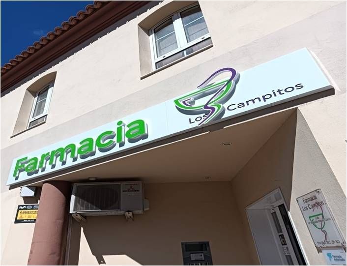 Interior de farmacia con estanterías y cajoneras organizadas