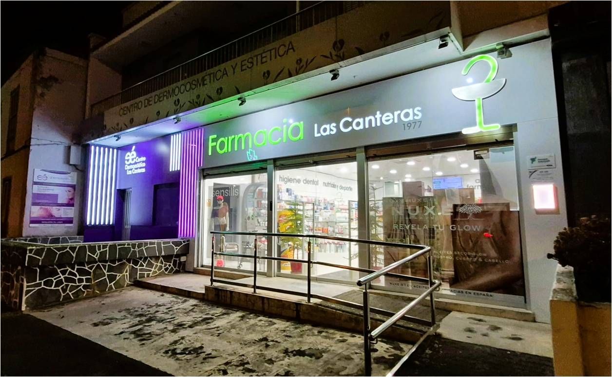 Arco de seguridad en entrada de farmacia