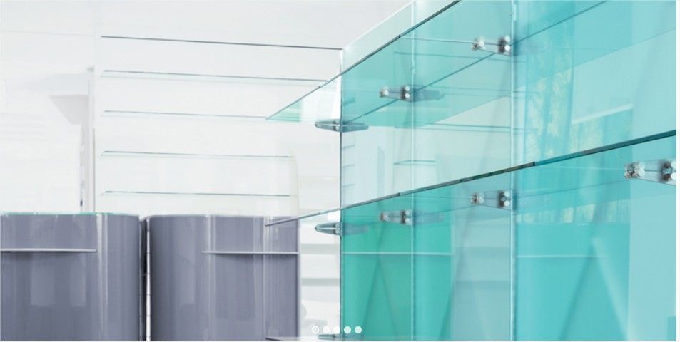 Mobiliario lineal para farmacia con estanterías modulares