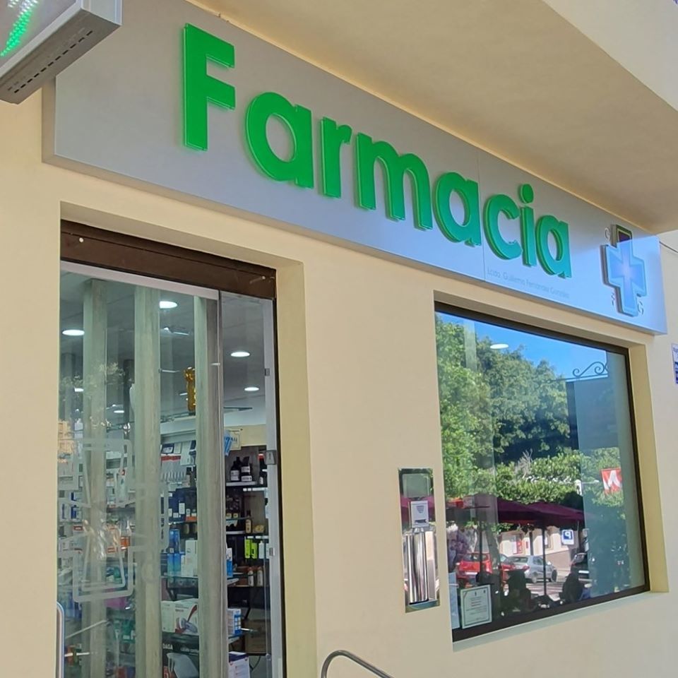 Mobiliario moderno para farmacia diseñado a medida