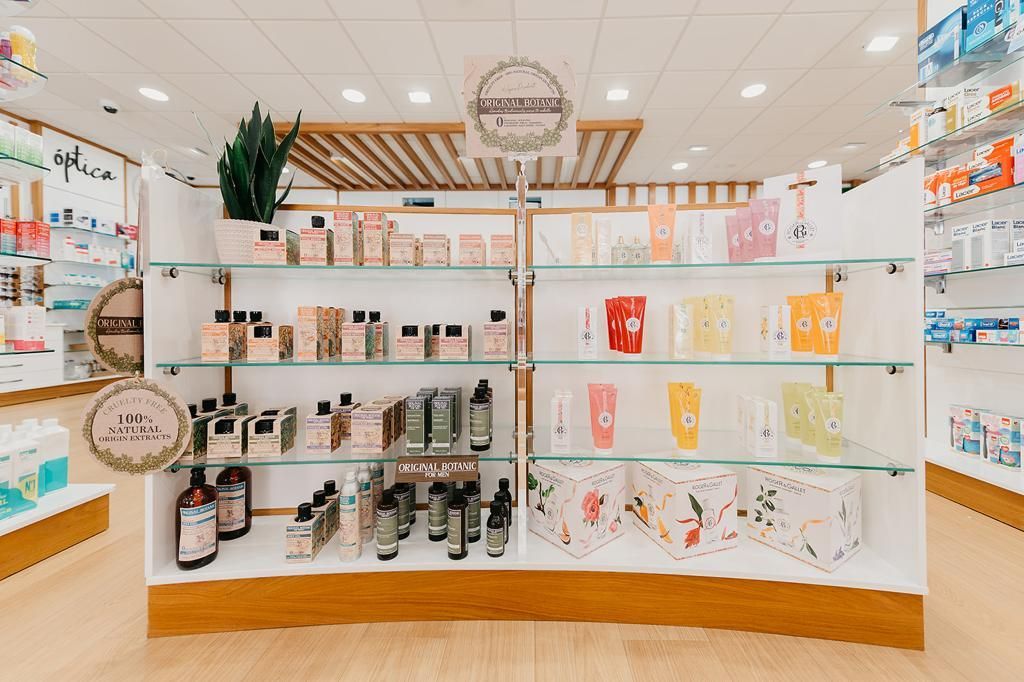 Detalle de góndola con estanterías para farmacia