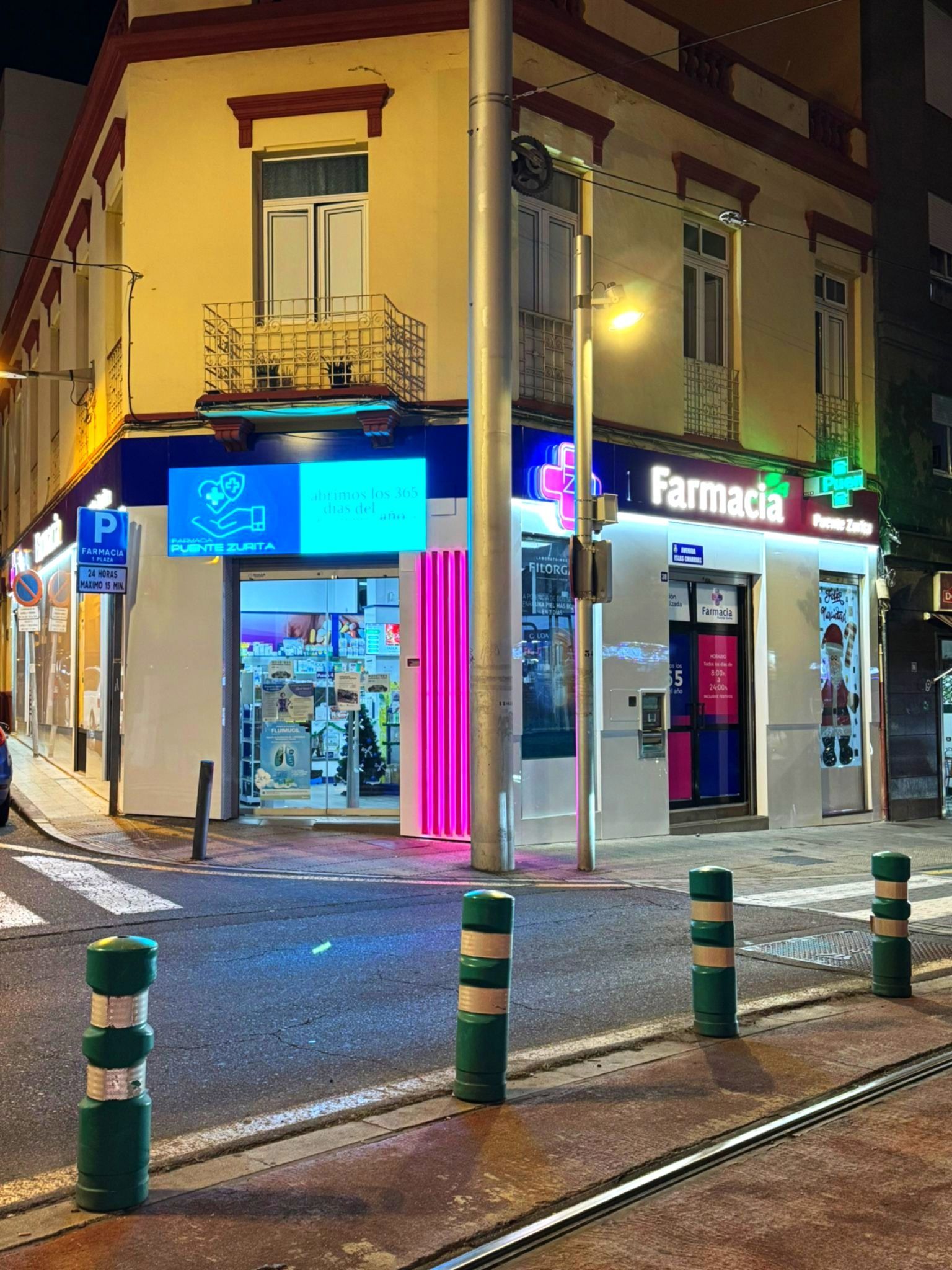 Diseño interior de farmacia optimizado para atención al cliente