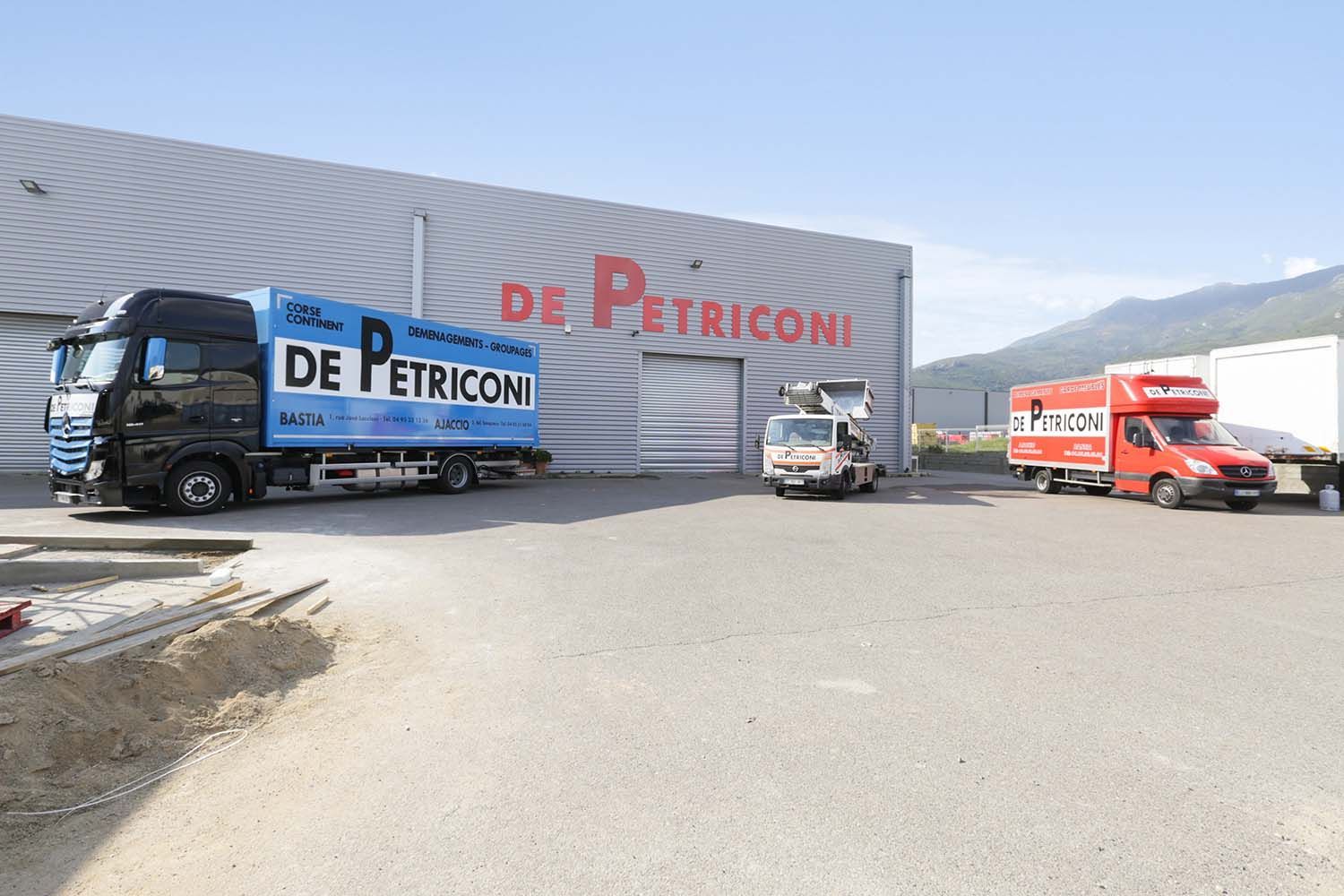 Trois camions de De Petriconi