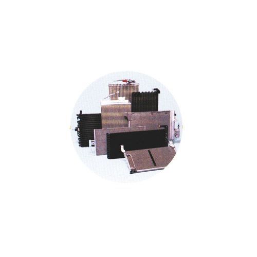 Un grupo de radiadores están apilados uno encima del otro sobre una superficie blanca.