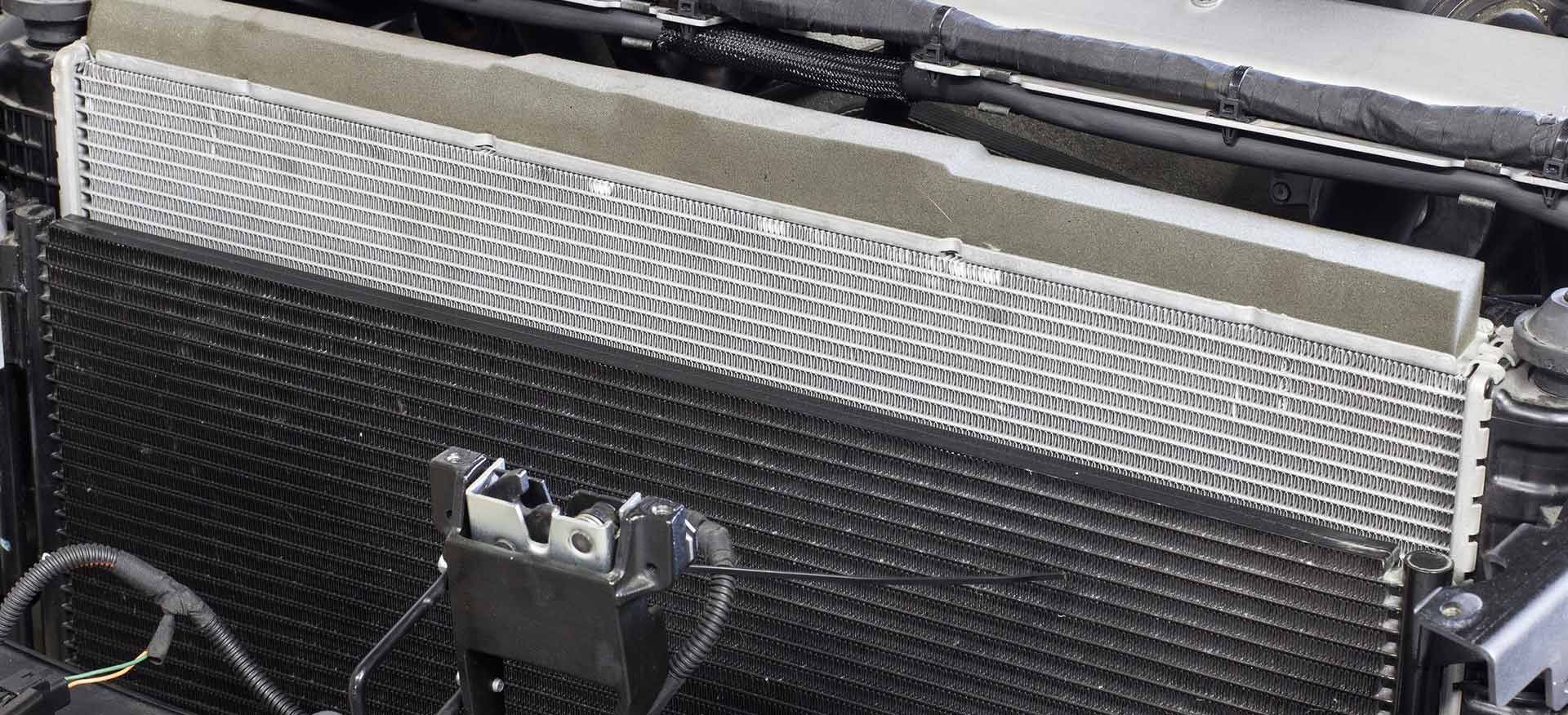 Un primer plano de un radiador en un automóvil.