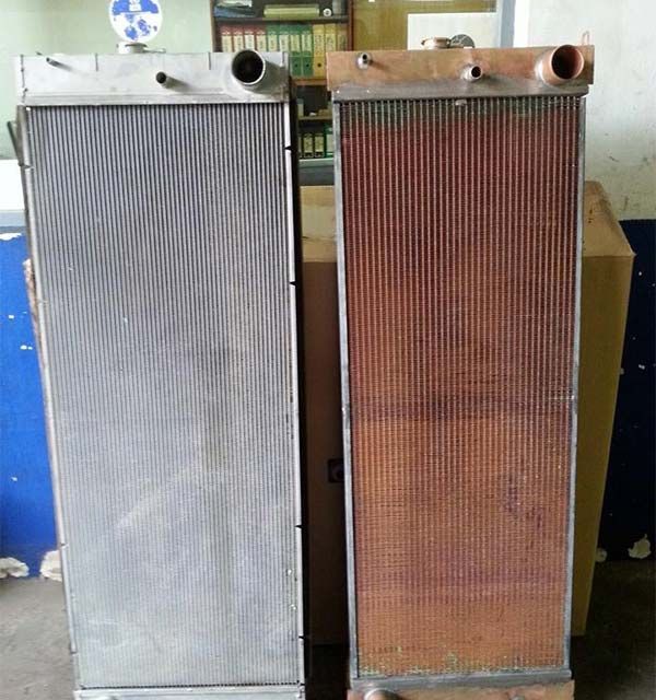 Dos radiadores están uno al lado del otro en una habitación.