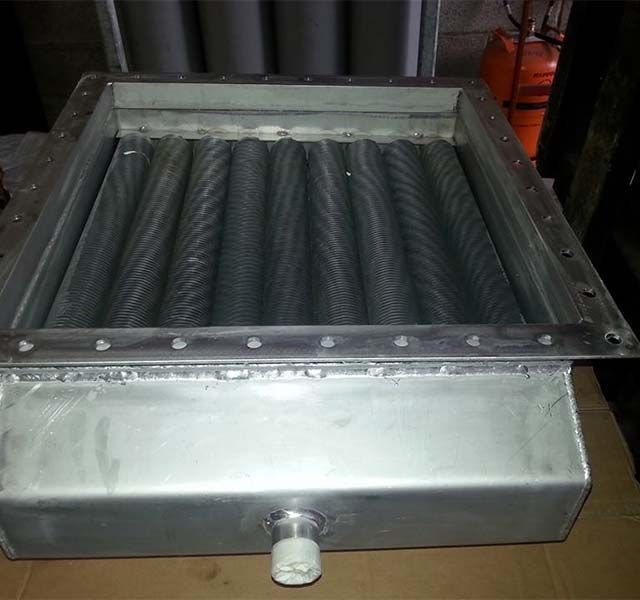 Un radiador de acero inoxidable con una manguera conectada a él.