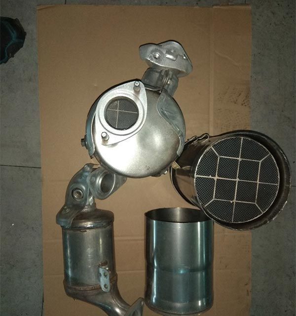 Un trozo de metal está sobre un trozo de cartón.