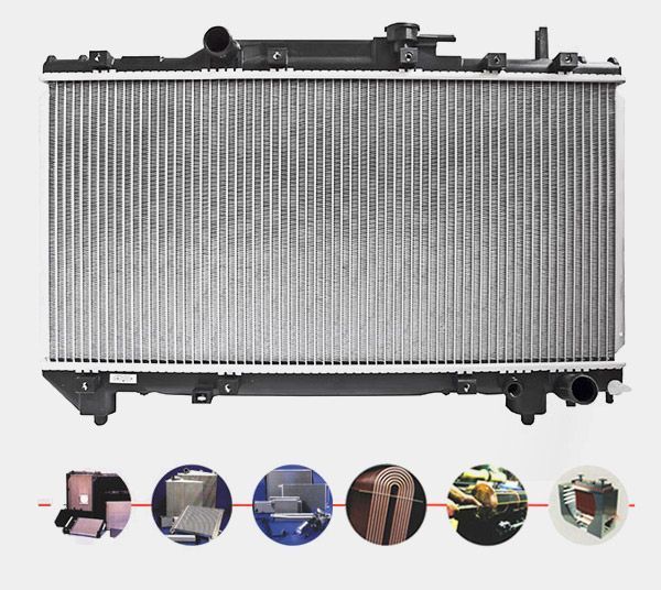 Se muestra un radiador de un automóvil sobre un fondo blanco.
