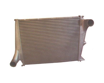 Un primer plano de un radiador sobre un fondo blanco.