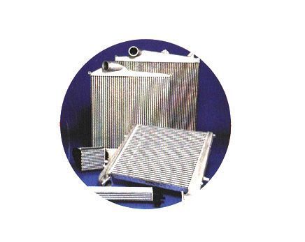 Un grupo de radiadores están apilados uno encima del otro formando un círculo.