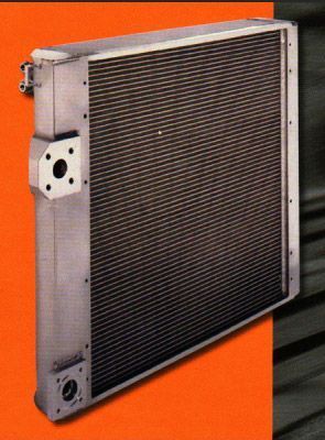 Un radiador está sobre un fondo naranja y negro.