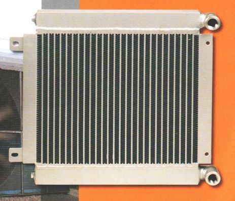 Un primer plano de un radiador en una pared naranja.